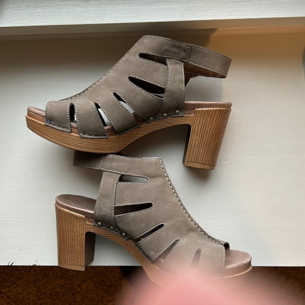 Dansko Demetra Peep Toe Sandal Milled Nubuck Like New Size 40